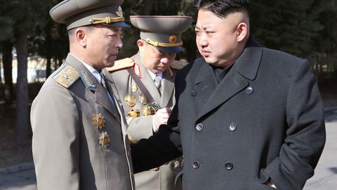 КХДРда қуруқликдаги қўшинлар Ким Чен Ин раҳбарлигида машғулот ўтказди — ОАВ