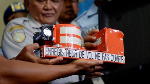 AirAsia самолёти «қора қути»лари авиаҳалокатдан аввалги вазиятга ойдинлик киритди