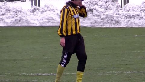 Ukrainalik futbolchi o‘yin vaqtida telefonda gap sotdi