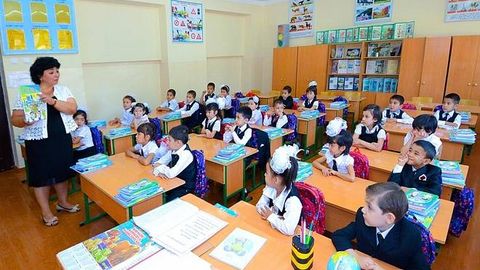Олимлар дунё бўйича қиз болалар ўқишда ўғил болалардан устунлигини аниқлади