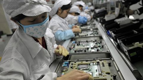 iPhone йиғувчи компания ходимларига маош бериш учун пули йўқлигини маълум қилди