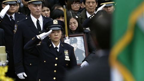 Gonkonglik tadbirkor Nyu-Yorkda halok bo‘lgan politsiyachilarning qarindoshlariga 1 mln dollar xayriya qildi