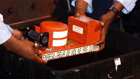 AirAsia samolyoti qora qutisidagi yozuvlarda avariyaviy holat haqidagi signallar eshitildi — OAV