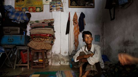 Дунёнинг энг бой кишилари хароб кулбаларда яшаб кўрди (видео)