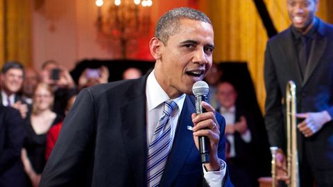Obamaning xit qo‘shiqni “kuylayotgani” aks etgan video internetni “portlatdi” (video)