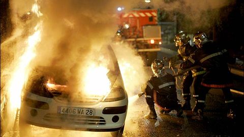 Францияда Янги йил кечаси 940 та автомобиль ёқиб юборилди