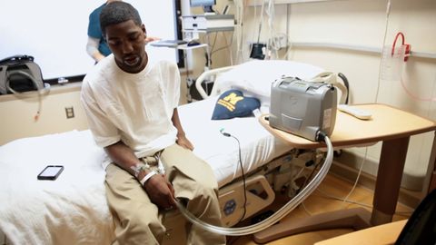 АҚШда Янги йилни оиласи билан кутиб олишга шошган бемор касалхонани юраксиз тарк этди (видео)