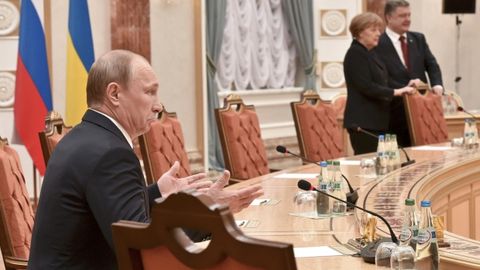 Minsk muzokaralari: Merkelning telefonida quvvat qolmadi, Putin qo‘ng‘iroq qilgani tashqariga chiqdi 