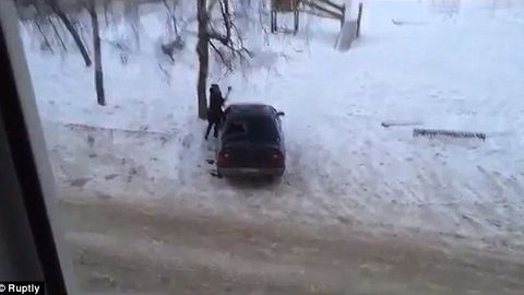 Bolg‘a bilan begona mashinani urayotgan jahldor qiz YouTube yulduziga aylandi (video)