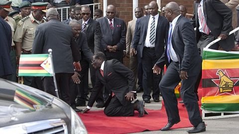 Zimbabvening 90 yoshli prezidenti ma’ruza vaqtida zinadan yiqilib tushdi