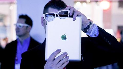 Apple смартфон-кўзойнак учун патент олди