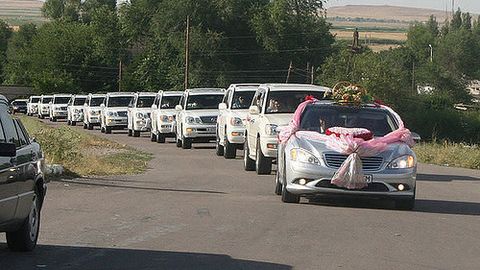 Қирғизистонда тўй кортежида 5 тадан ортиқ автомобиль бўлиши автобезорилик деб баҳоланадиган бўлди