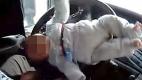 Тайванлик ота бир ойлик ўғлини рулга боғлаб машина ҳайдади (видео)