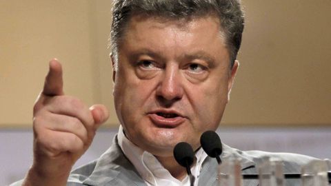 Порошенко Украинада ҳарбий ҳолат жорий этишга тайёр
