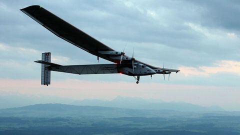 Қуёш батареяларида ҳаракатланувчи Solar Impulse 2 самолёти Ҳиндистонга эсон-омон қўнди