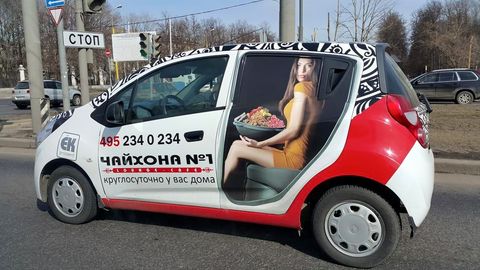 Moskvada choyxona taomlarini yetkazib berish reklamasi tushirilgan Spark surati internetda tarqaldi