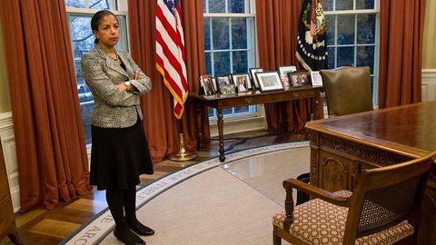 Obamaning yordamchisi ikki yil oldin vafot etgan nigeriyalik yozuvchini “dafn etdi”