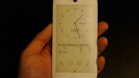 MWC 2015: Rossiyada ishlab chiqarilgan oq YotaPhone 2 smartfoni taqdim etildi