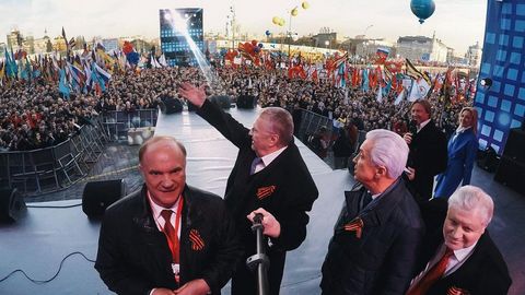Vladimir Jirinovskiy selfi-stikdan foydalanib rasmga tushdi (foto)