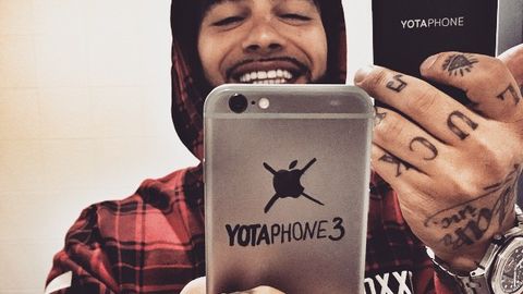 Timati iPhone 6’ni YotaPhone 3’ga aylantirdi