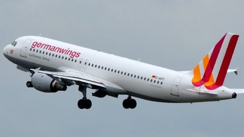 ОАВ: ҳалокатга учраган Airbus кабинаси эшигини болта билан бузиб очишга уринишган