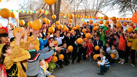 GM Operations Guliston va Xivadagi mehribonlik uylariga Chevrolet brendi tushirilgan to‘plarini sovg‘a qildi