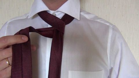 Galstukni 5 soniyada bog‘lash usuli (video)