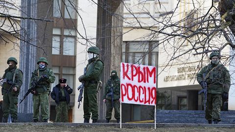 Путин: Қримдаги операцияда гапни чўзмаслик учун йирик калибрли пулемётларни олиб бориб қўйгандик