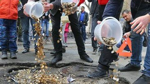 Rossiyada haydovchilar norozilik belgisi sifatida yo‘ldagi chuqurlarni pul bilan ko‘mdi