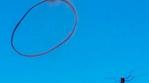 Қозоғистон осмонидан қора ҳалқа учиб ўтди (видео)