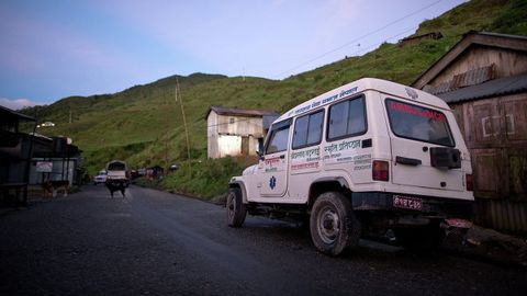 Hindistonlik ziyoratchilar avtobusi Nepaldagi daraga quladi