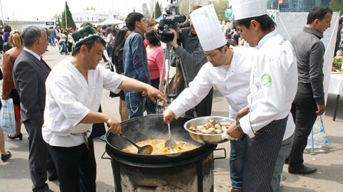 “Ipak yo‘li ta’mi” festivalida o‘zbek milliy taomlarining rang-barangligi namoyish etildi