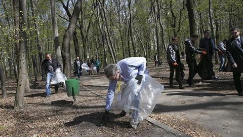 AQSh elchisi Kiyev bog‘ida chiqindi yig‘di