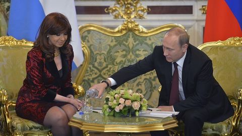 Putin Argentina prezidentiga iltifot ko‘rsatmoqchi bo‘lib, undan suv idishini tortib oldi (video)