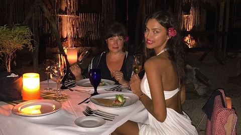 Irina Sheyk onasi bilan orolda dam olayotganini ko‘z-ko‘z qildi
