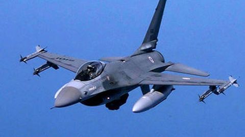 Indoneziya qiruvchi samolyoti havoga ko‘tarilish vaqtida yonib ketdi