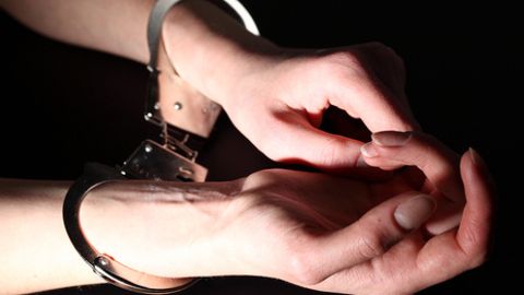 Қозоғистонлик аёл икки қизини бўйинбоғ билан бўғиб ўлдирди