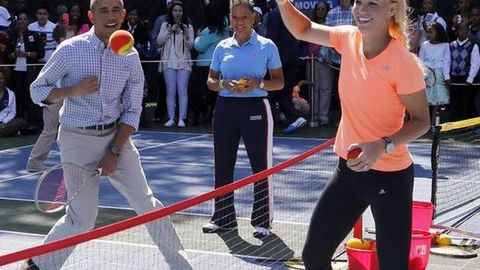 AQSh prezidenti dunyoning beshinchi raketkachisi Karolin Voznyatski bilan tennis o‘ynadi