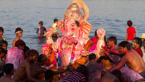 Hindistonda to‘rt qo‘l va to‘rt oyoq bilan tug‘ilgan chaqaloqni ma’bud deb o‘ylashyapti