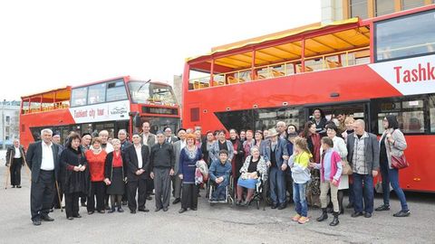 Toshkentda faxriylar uchun dabldekerlarda ekskursiya uyushtirildi