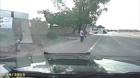 Полициячи автомобилида гумонланаётган жиноятчини уриб кетди (видео)