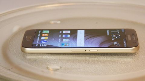 АҚШлик видеоблогер Samsung Galaxy S6’ни микротўлқинли печда зарядлашга уринди (видео)