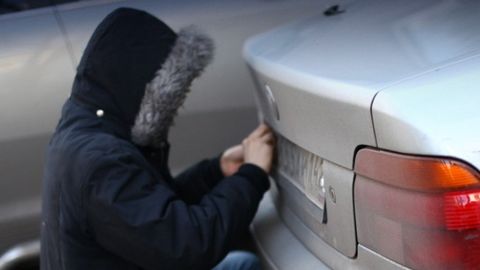 Buxoroda avtomobillardan raqam belgilarini o‘g‘irlagan shaxslar hibsga olindi