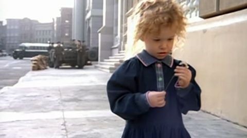 Maykl Jeksonning klipidagi qiz Iroqda jang qilgan askarning bevasiga aylandi (klip)