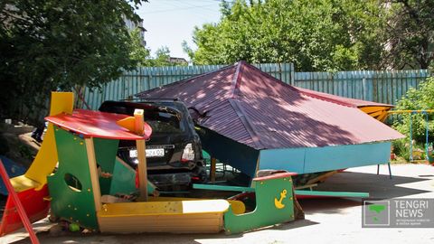 Олма-отада ўйин майдончасига автомобиль келиб урилиши натижасида ёш бола ҳалок бўлди