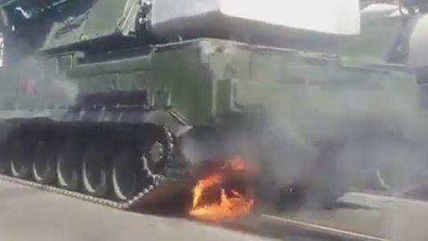 Россиядаги парадда «Бук» зенит ракета мажмуаси ёниб кетди