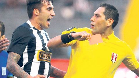 Perulik futbol hakami 5 daqiqa ichida besh kishini maydondan chetlatdi