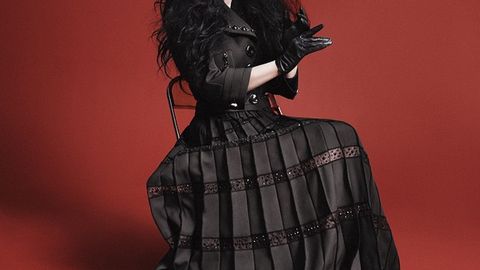 69 yoshli qo‘shiqchi Sher Marc Jacobs moda brendi yuziga aylandi