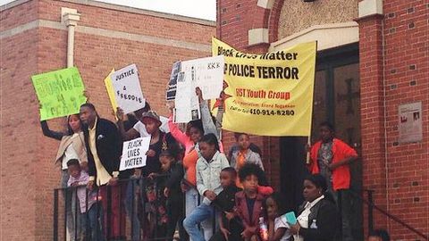 AQShning Baltimor shahrida afro-amerikalik Freddi Grey o‘limida ayblanib qo‘lga olingan politsiyachilar garov puli evaziga qo‘yib yuborildi