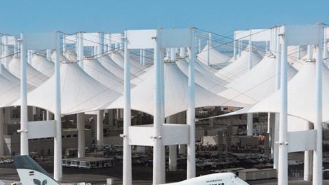 OAV: eronlik ziyoratchilarga shilqimlik qilishda ayblanayotgan politsiyachilar ishi sudga oshirildi